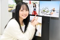 サイン入りパネルをアピールする石田千穂（STU48）