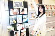 東京・タワーレコード新宿店のパネル展をアピールする石田千穂（STU48）。