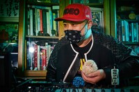 和田一基とハリネズミの“へじ”ちゃん。