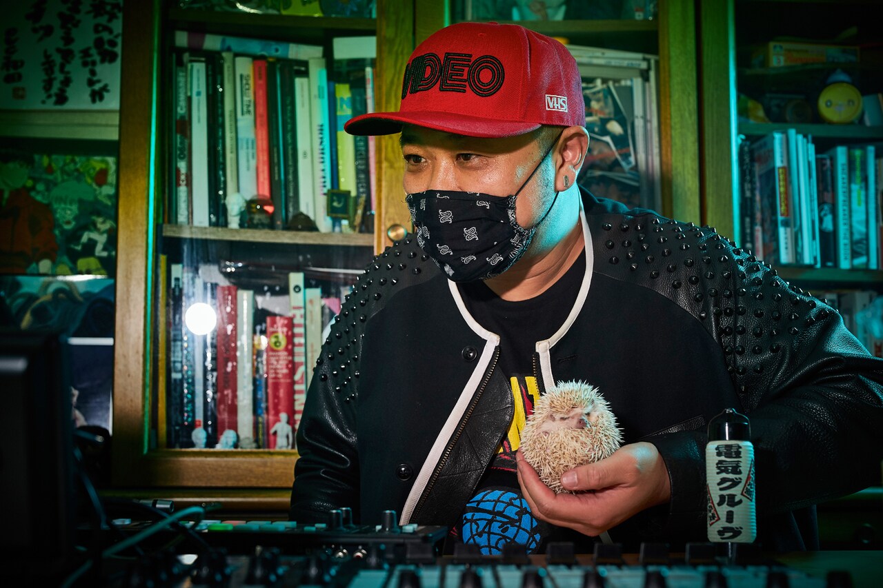 和田一基とハリネズミの“へじ”ちゃん。