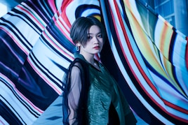 ニノミヤユイ、ミオヤマザキ提供曲「痛人間讃歌」MVで感情爆発