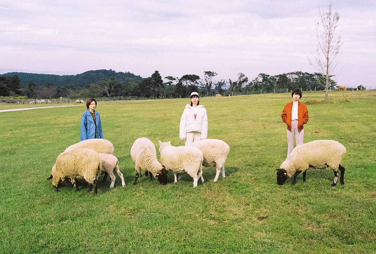SHISHAMO、本日リリースの新曲MVで「君と夏フェス」MV主演の上原実矩と再タッグ