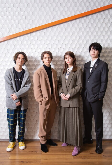 左からHIROSHI（FIVE NEW OLD）、神谷健太（THE RAMPAGE from EXILE TRIBE）、馬場ふみか、桜田通。(c)ABCテレビ