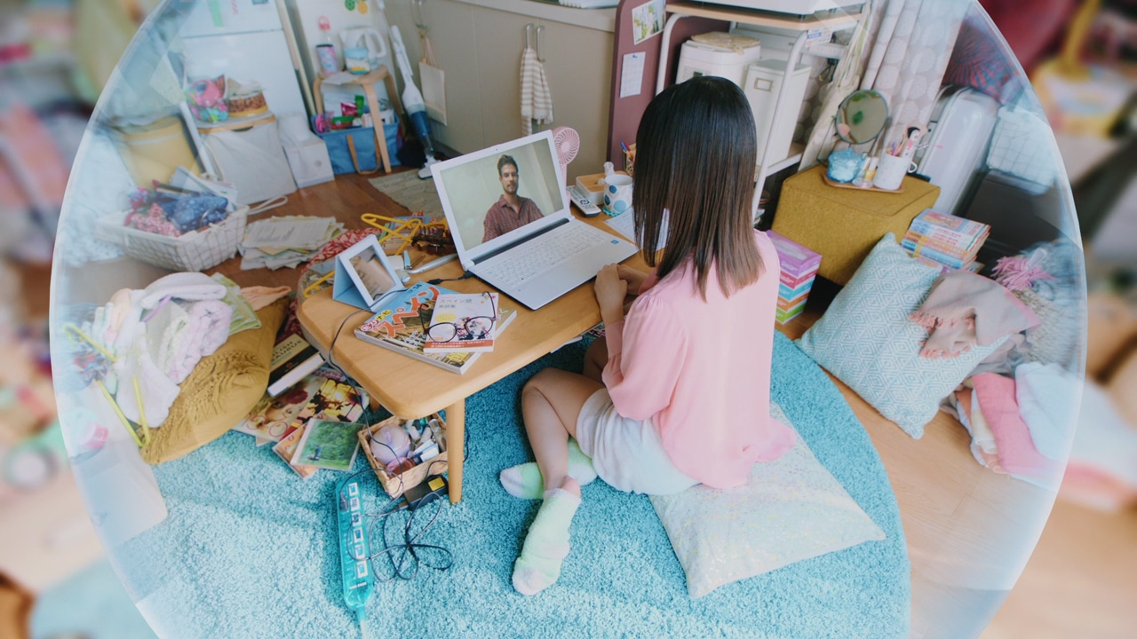 「アキュビュー」新テレビCM「調査員篇」より。