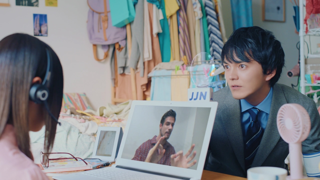 「アキュビュー」新テレビCM「調査員篇」より。