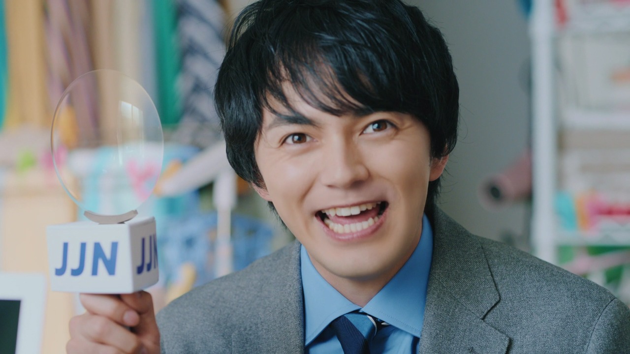 「アキュビュー」新テレビCM「調査員篇」より。