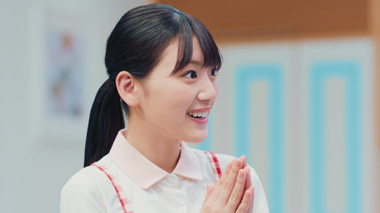 「アキュビュー」新テレビCM「料理番組篇」より。