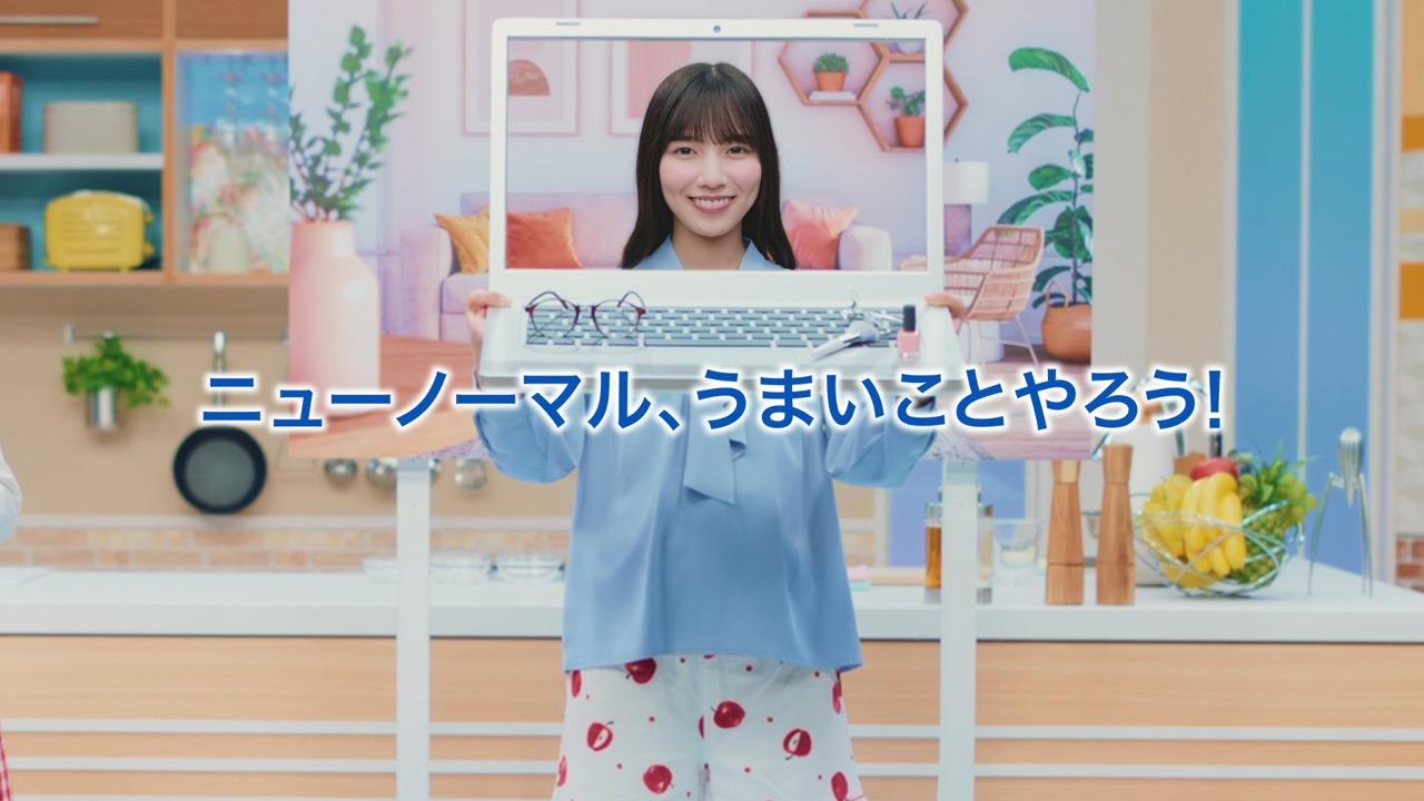 「アキュビュー」新テレビCM「料理番組篇」より。