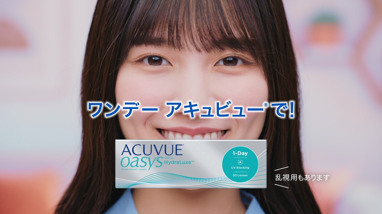 「アキュビュー」新テレビCM「料理番組篇」より。
