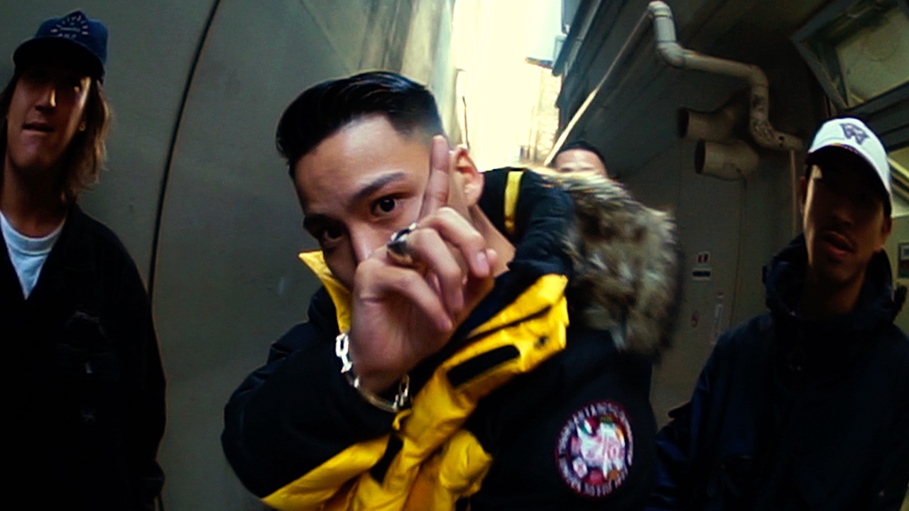 WILYWNKA「油断大敵 feat. BYUNGSUNG KIM / NO SLEEP TILL （Prod. BACHLOGIC）」ミュージックビデオより。