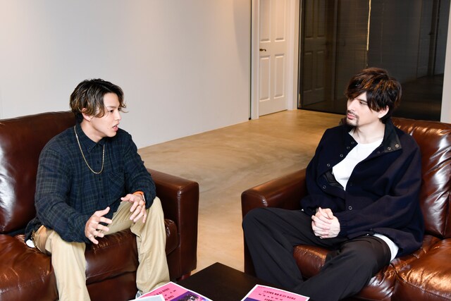 左からRIKU（THE RAMPAGE from EXILE TRIBE）、城田優。