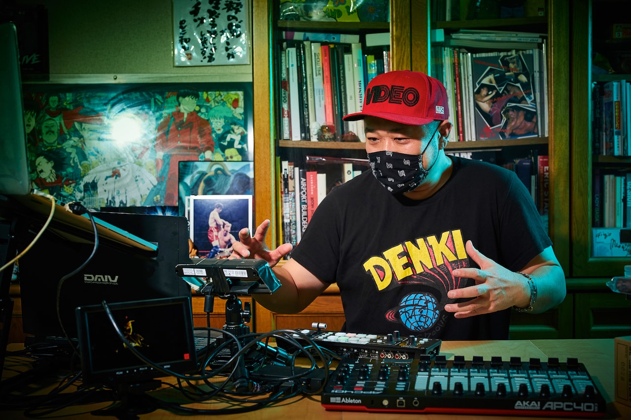 写真中央のカメラを使い、ヘッダ画像を撮影している様子。