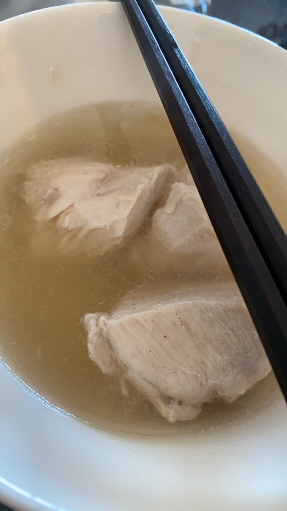 減量飯その1。鶏胸肉と玉ねぎのスープなのですが、食べ始めてから撮りました。笑 お米を腹一杯食べたいです…