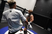 同い年の格闘家の友達とスパーリングをした時の写真。一丁前に戦ってそうに見えますが、マジでコテンパンにやられました。笑 世界の頂上を知ってる人はやっぱすごい…