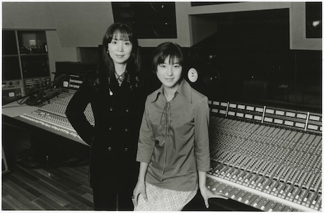 23年前の竹内まりや(左)と広末涼子(右)。