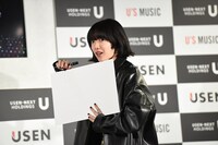 今年を表す漢字をスケッチブックに書いたあいみょん。