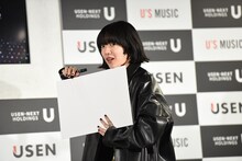 今年を表す漢字をスケッチブックに書いたあいみょん。