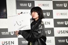 今年を表す漢字を発表するあいみょん。