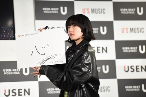 今年を表す漢字を発表するあいみょん。