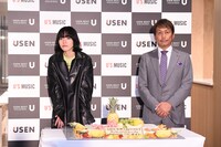 左からあいみょん、USEN-NEXT HOLDINGS代表取締役社長CEO宇野康秀氏。