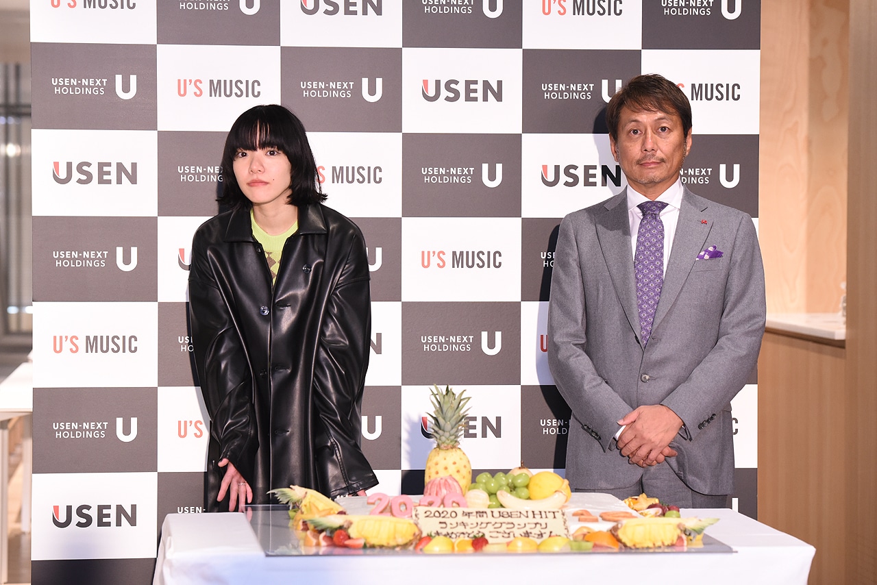 左からあいみょん、USEN-NEXT HOLDINGS代表取締役社長CEO宇野康秀氏。