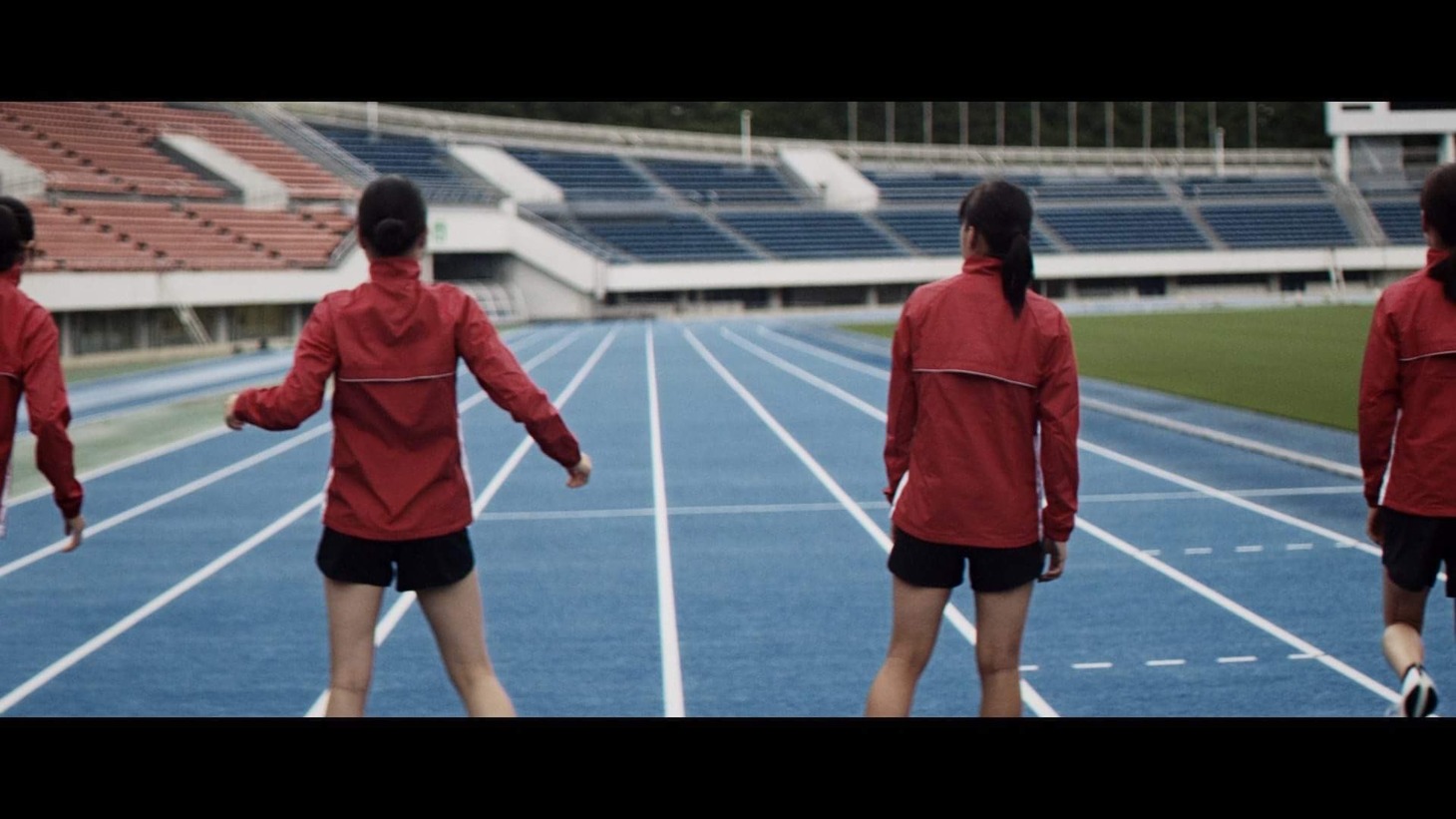 「日本郵便 東京2020 スペシャルムービー ひとりじゃない 女子陸上部篇」より。