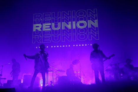 ポルノグラフィティ「CYBERロマンスポルノ'20～REUNION～」の様子。（写真提供：Sony Music Labels）
