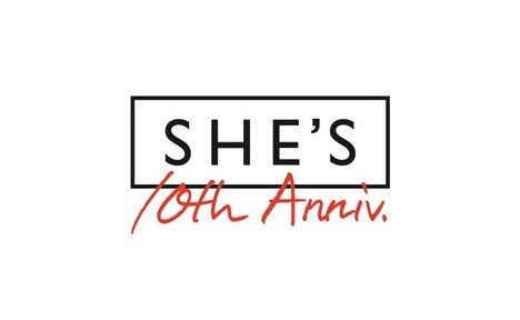 SHE'S結成10周年ロゴ