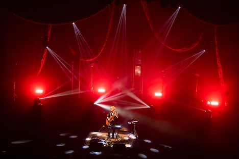 「Hitori Sugar Tour 2020 -セトリ再現ライブ-Supported by J-WAVE Mercedes-Benz THE EXPERIENCE」より。（撮影：田中聖太郎・渡邊玲奈［田中聖太郎写真事務所］）