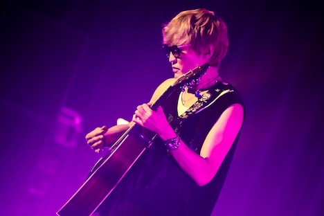 「Hitori Sugar Tour 2020 -セトリ再現ライブ-Supported by J-WAVE Mercedes-Benz THE EXPERIENCE」より。（撮影：田中聖太郎・渡邊玲奈［田中聖太郎写真事務所］）