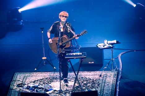 「Hitori Sugar Tour 2020 -セトリ再現ライブ-Supported by J-WAVE Mercedes-Benz THE EXPERIENCE」より。（撮影：田中聖太郎・渡邊玲奈［田中聖太郎写真事務所］）
