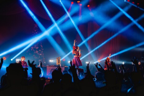 本日12月6日に開催された有観客ワンマンライブ「あゆみクリパまき2020」の様子。（Photo by mao）