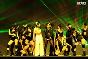 「2020 Mnet ASIAN MUSIC AWARDS (MAMA)」のステージでパフォーマンスを披露するJessiとHwa sa（中央）。(c)CJ ENM Co., Ltd, All Rights Reserved.