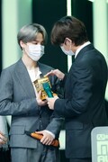 「2020 Mnet ASIAN MUSIC AWARDS (MAMA)」のトロフィーを愛でるV（右 / BTS）。(c)CJ ENM Co., Ltd, All Rights Reserved.