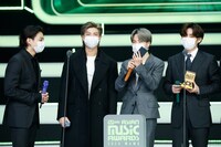 「2020 Mnet ASIAN MUSIC AWARDS (MAMA)」でSUGAと電話をつなぐBTS。(c)CJ ENM Co., Ltd, All Rights Reserved.