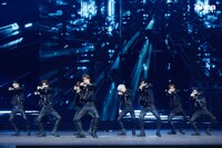 「2020 Mnet ASIAN MUSIC AWARDS (MAMA)」のステージでパフォーマンスを披露するCRAVITY。(c)CJ ENM Co., Ltd, All Rights Reserved.
