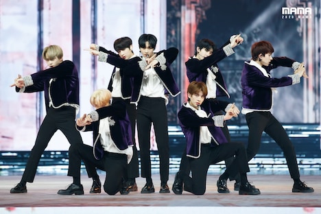 「2020 Mnet ASIAN MUSIC AWARDS (MAMA)」のステージでパフォーマンスするENHYPEN。(c)CJ ENM Co., Ltd, All Rights Reserved.