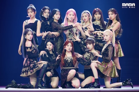 「2020 Mnet ASIAN MUSIC AWARDS (MAMA)」のステージでパフォーマンスを披露するIZ*ONE。(c)CJ ENM Co., Ltd, All Rights Reserved.