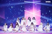 「2020 Mnet ASIAN MUSIC AWARDS (MAMA)」のステージでパフォーマンスを披露するIZ*ONE。(c)CJ ENM Co., Ltd, All Rights Reserved.