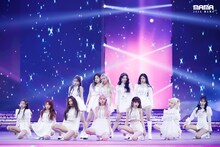 「2020 Mnet ASIAN MUSIC AWARDS (MAMA)」のステージでパフォーマンスを披露するIZ*ONE。(c)CJ ENM Co., Ltd, All Rights Reserved.