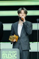 「2020 Mnet ASIAN MUSIC AWARDS (MAMA)」で受賞の喜びを語るJIMIN（BTS）。(c)CJ ENM Co., Ltd, All Rights Reserved.