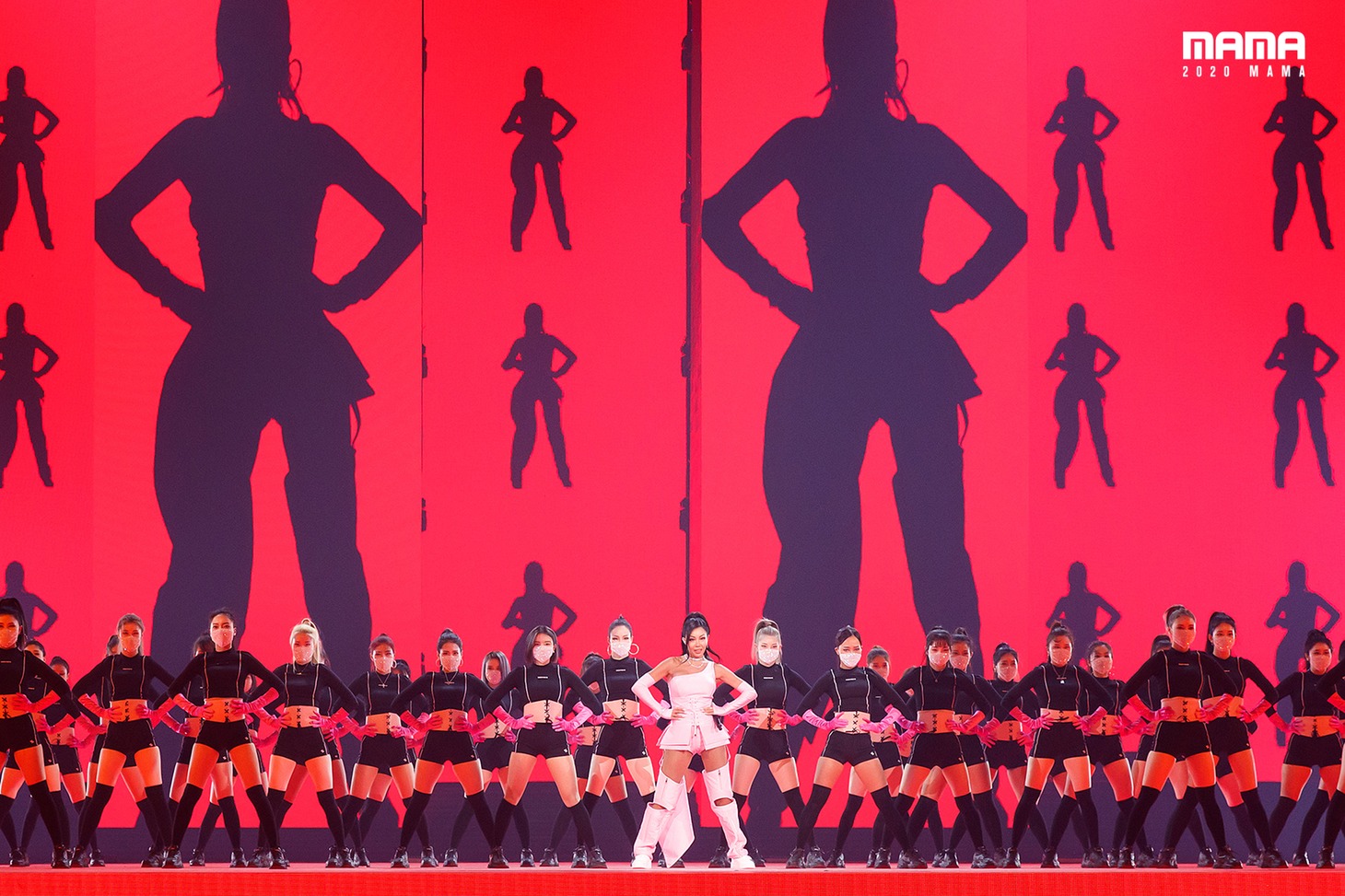 「2020 Mnet ASIAN MUSIC AWARDS (MAMA)」のステージでパフォーマンスを披露するJessi。(c)CJ ENM Co., Ltd, All Rights Reserved.