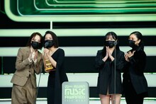 「2020 Mnet ASIAN MUSIC AWARDS (MAMA)」で受賞の喜びを語るMAMAMOO。(c)CJ ENM Co., Ltd, All Rights Reserved.