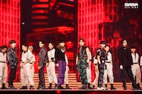 「2020 Mnet ASIAN MUSIC AWARDS (MAMA)」のステージでパフォーマンスを披露するMONSTA X。(c)CJ ENM Co., Ltd, All Rights Reserved.