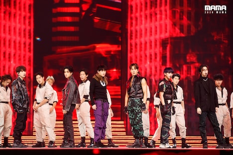 「2020 Mnet ASIAN MUSIC AWARDS (MAMA)」のステージでパフォーマンスを披露するMONSTA X。(c)CJ ENM Co., Ltd, All Rights Reserved.