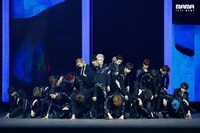 「2020 Mnet ASIAN MUSIC AWARDS (MAMA)」のステージでパフォーマンスを披露するNCT。(c)CJ ENM Co., Ltd, All Rights Reserved.