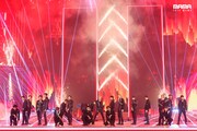 「2020 Mnet ASIAN MUSIC AWARDS (MAMA)」のステージでパフォーマンスを披露するNCT。(c)CJ ENM Co., Ltd, All Rights Reserved.