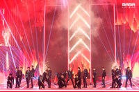 「2020 Mnet ASIAN MUSIC AWARDS (MAMA)」のステージでパフォーマンスを披露するNCT。(c)CJ ENM Co., Ltd, All Rights Reserved.