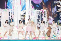 「2020 Mnet ASIAN MUSIC AWARDS (MAMA)」のステージでパフォーマンスを披露するOH MY GIRL。(c)CJ ENM Co., Ltd, All Rights Reserved.