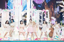 「2020 Mnet ASIAN MUSIC AWARDS (MAMA)」のステージでパフォーマンスを披露するOH MY GIRL。(c)CJ ENM Co., Ltd, All Rights Reserved.